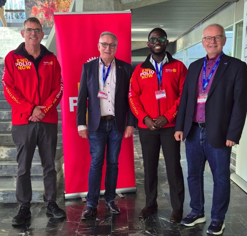 V. l. n. r.: Rot. Oliver Rosenbauer, DG René Loretan, Rot. Hanspeter von Flüe (DRFCC), Théophile Houessou (PolioPlus D1990)
